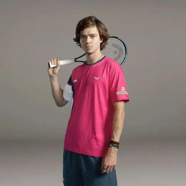 在中场争夺 在中场争夺